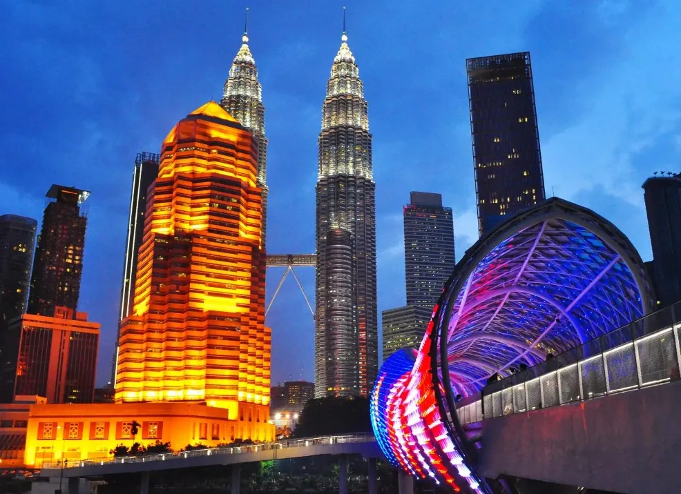 KL Twin Towers and Saloma Link Bridge at night