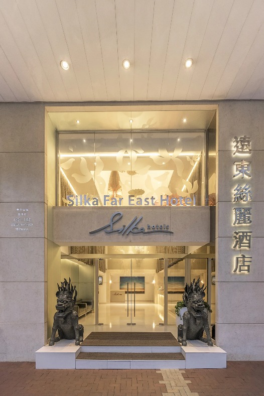 Dragon statues and name signage at Silka Far East Hotel entrance